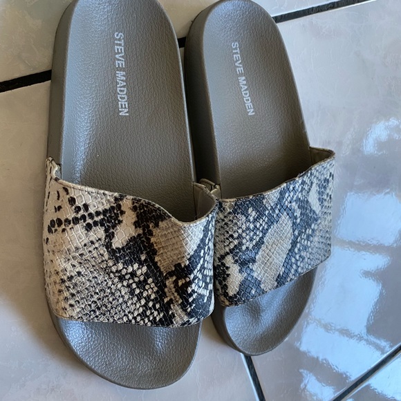 💫 2/50$ - Steve Madden Grey Snake Slides - Picture 5 of 7